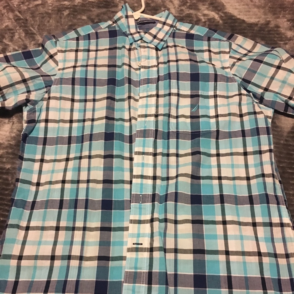 Men’s Nautica short sleeve shirt